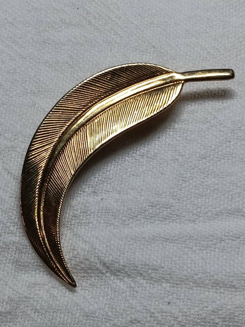 Vintage Gold Tone Curved Leaf Brooch - Textured Botanical Pin